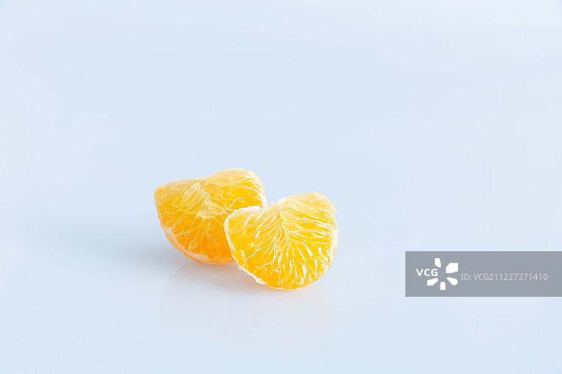 两片剥开的桔子肉图片素材