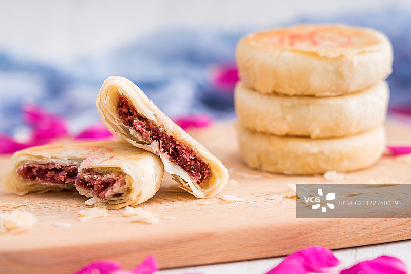 放在砧板上的中国云南特产美食鲜花饼图片素材