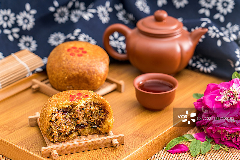 低角度拍摄内蒙古特产丰镇月饼图片素材