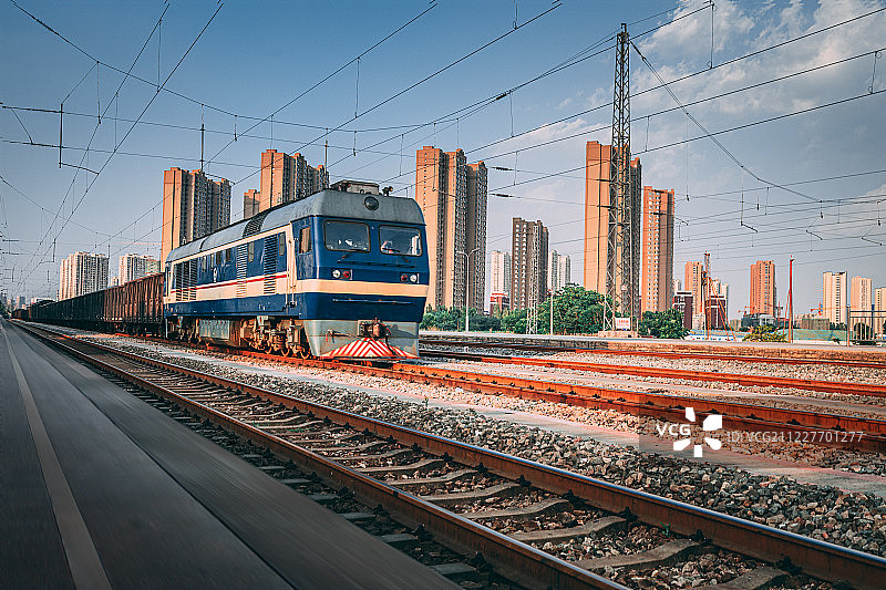 蓝天白云下山东省济宁市济宁火车站月台旁老旧的东风火车图片素材