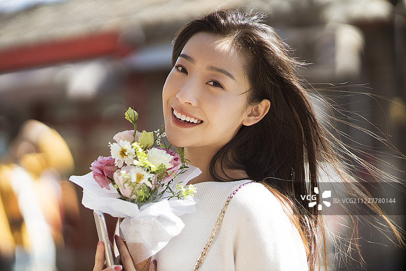 拿着鲜花的美女图片素材