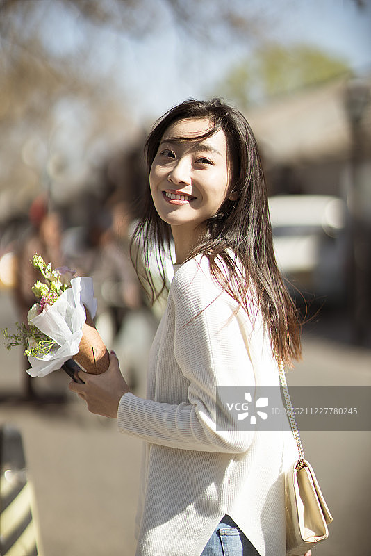 拿着鲜花的美女图片素材