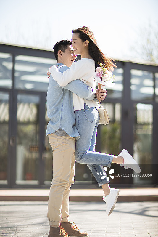 快乐的年轻情侣图片素材