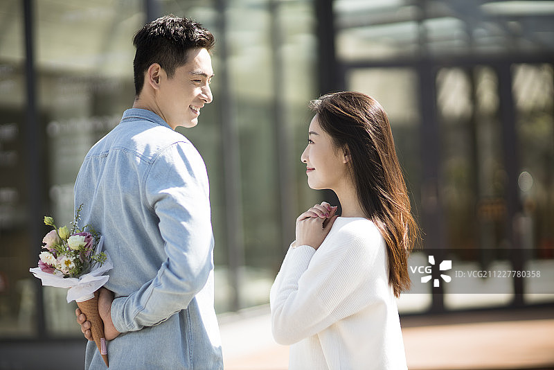 年轻男子送女朋友鲜花图片素材