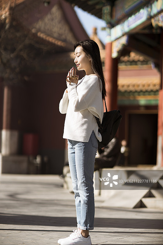 年轻女子在雍和宫祈福图片素材