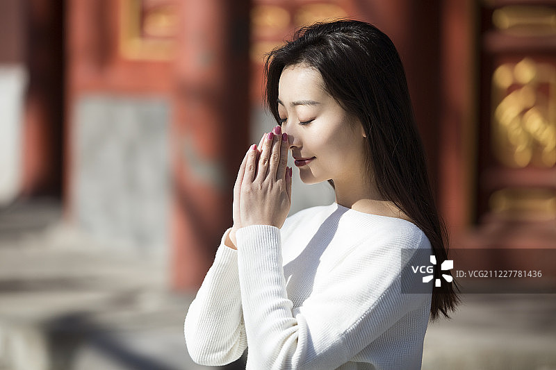 年轻女子在雍和宫祈福图片素材