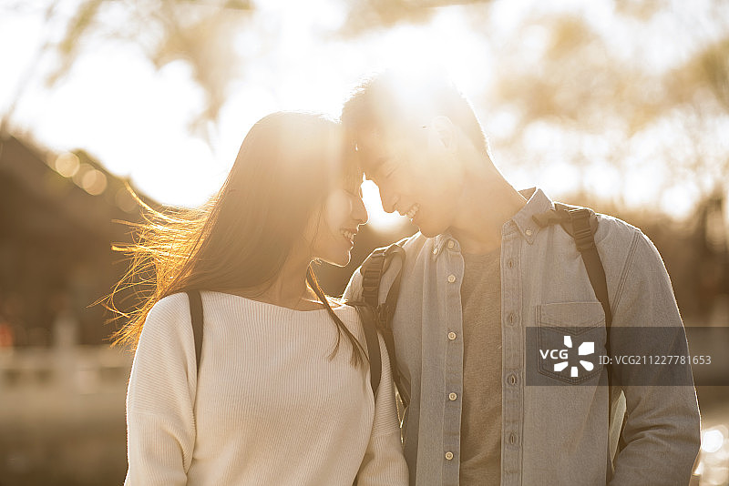 浪漫的年轻情侣图片素材