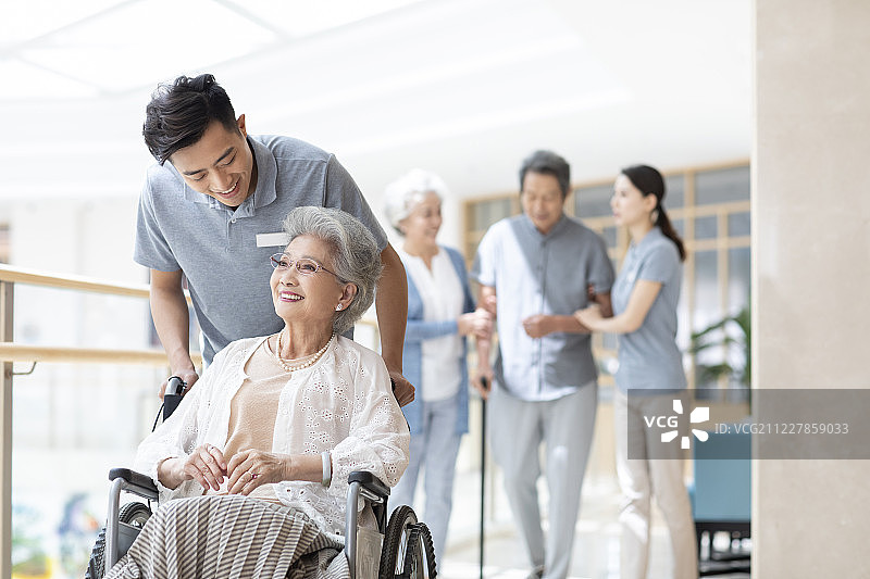 护工照顾老人图片素材