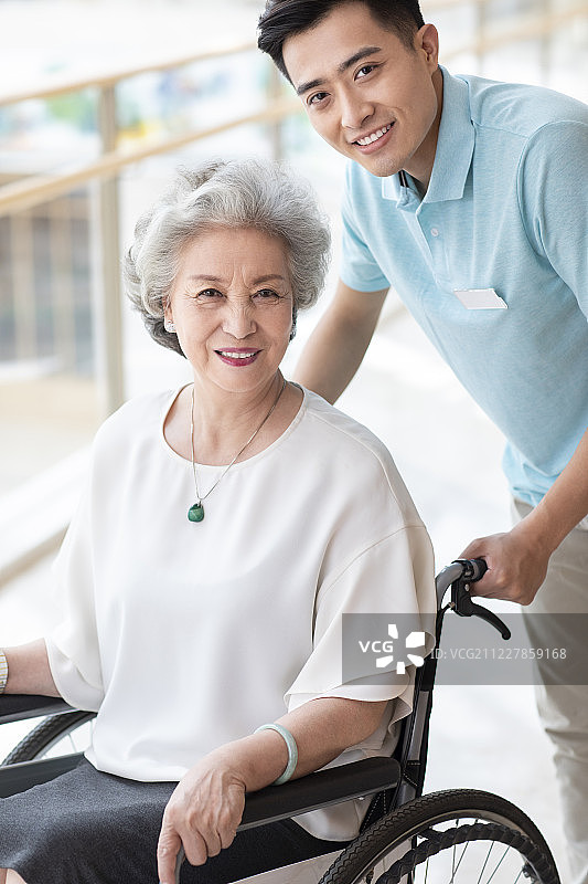 护工照顾老人图片素材