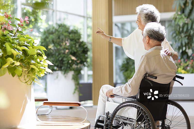 老年夫妇在养老院图片素材