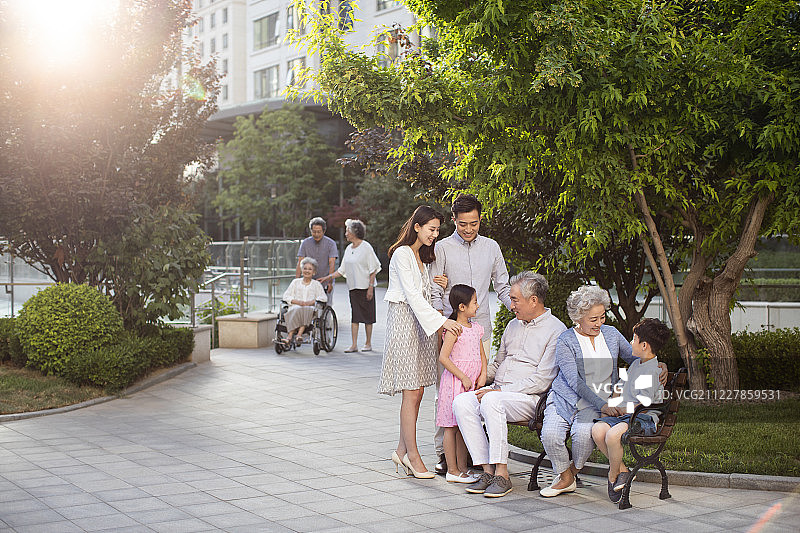 快乐家庭在养老院图片素材