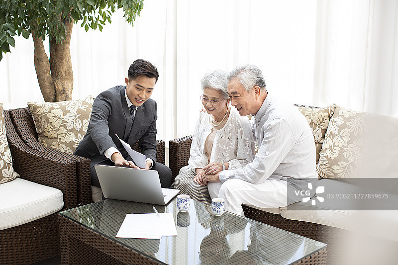 老年夫妇与理财顾问图片素材