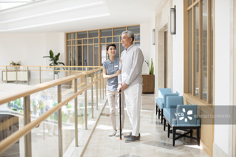 护工照顾老人图片素材