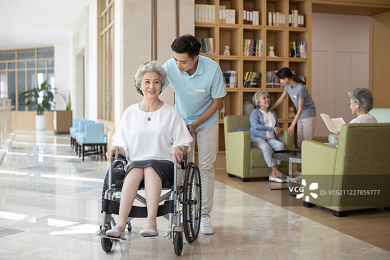 护工照顾老人图片素材