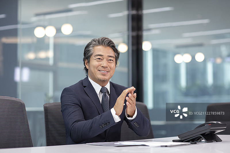 成功的商务男士在会议室图片素材