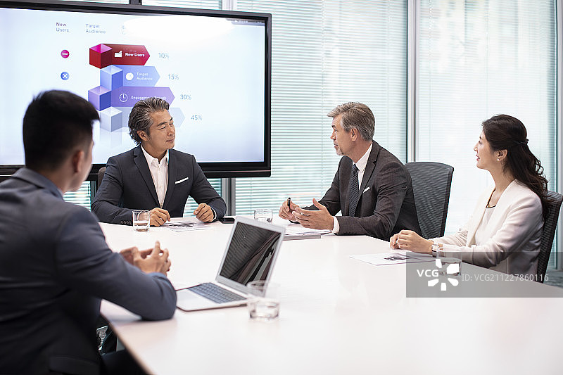 商务人士在会议室谈话图片素材