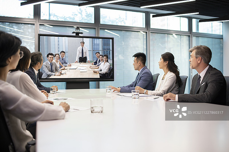 商务人士在会议室开会图片素材