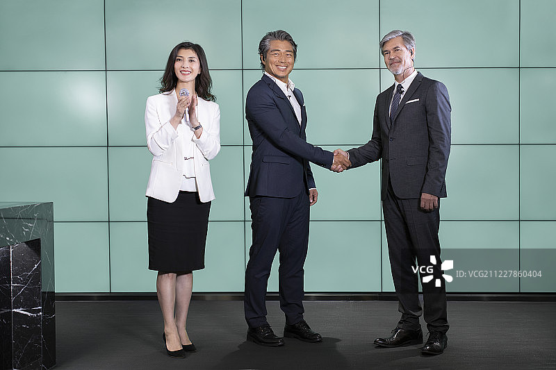 商务男士在台上握手图片素材