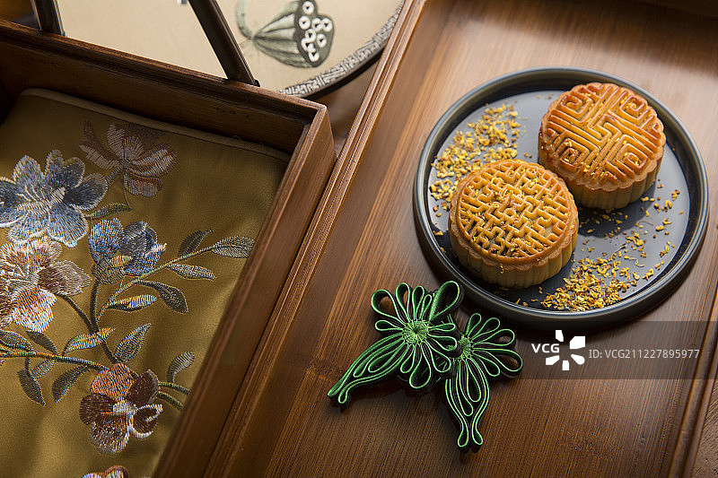 中秋月饼和刺绣静物图片素材