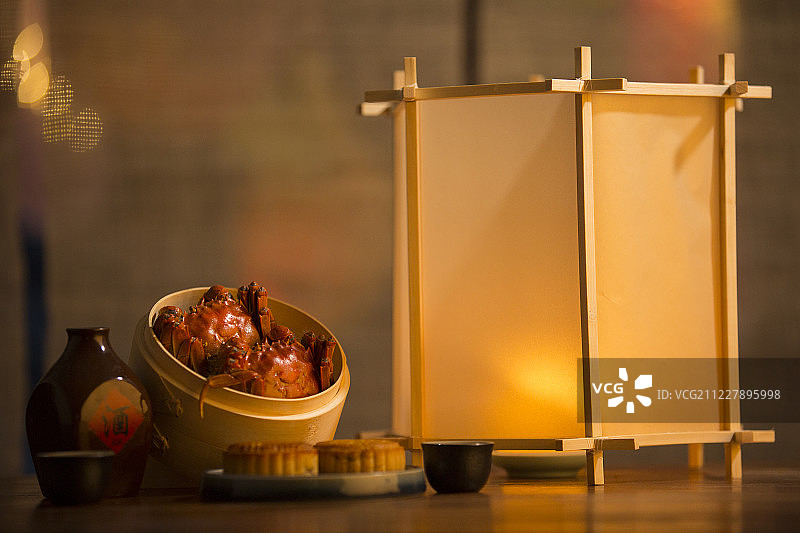 中秋大闸蟹、月饼、黄酒和灯笼静物图片素材