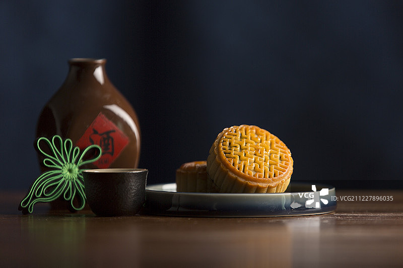 中秋月饼和黄酒静物图片素材