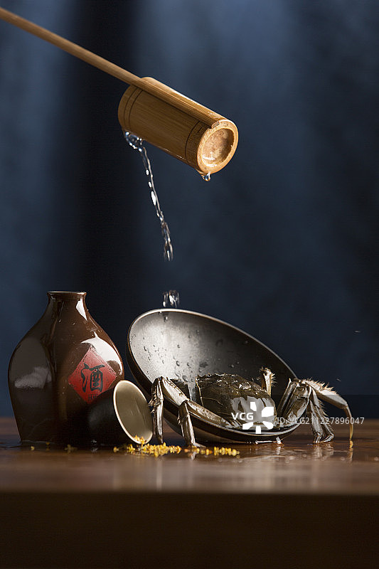 大闸蟹和黄酒静物图片素材