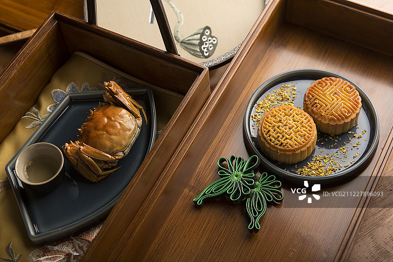 中秋月饼、螃蟹和黄酒静物图片素材