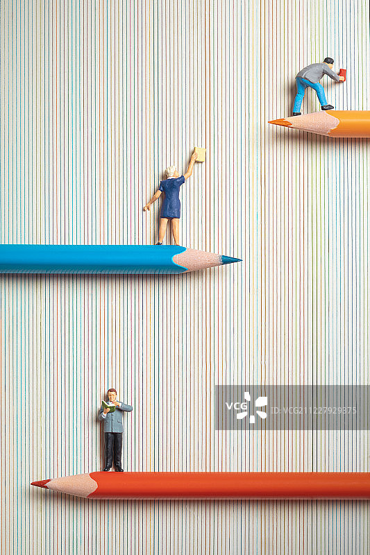 站在铅笔上看书阅读图书馆知识图片素材