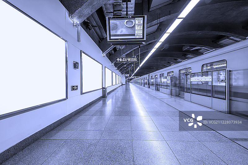 有列车的地铁月台图片素材