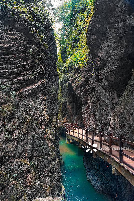 重庆万盛黑山谷栈道和小溪图片素材