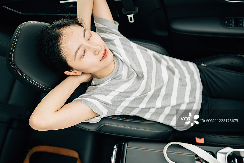 在车里休息的女性图片素材