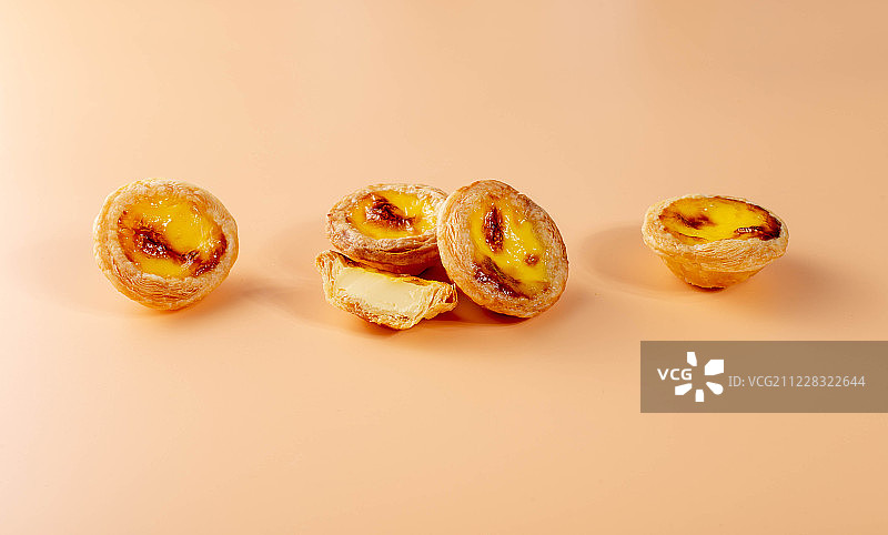 纯色背景上的蛋挞图片素材