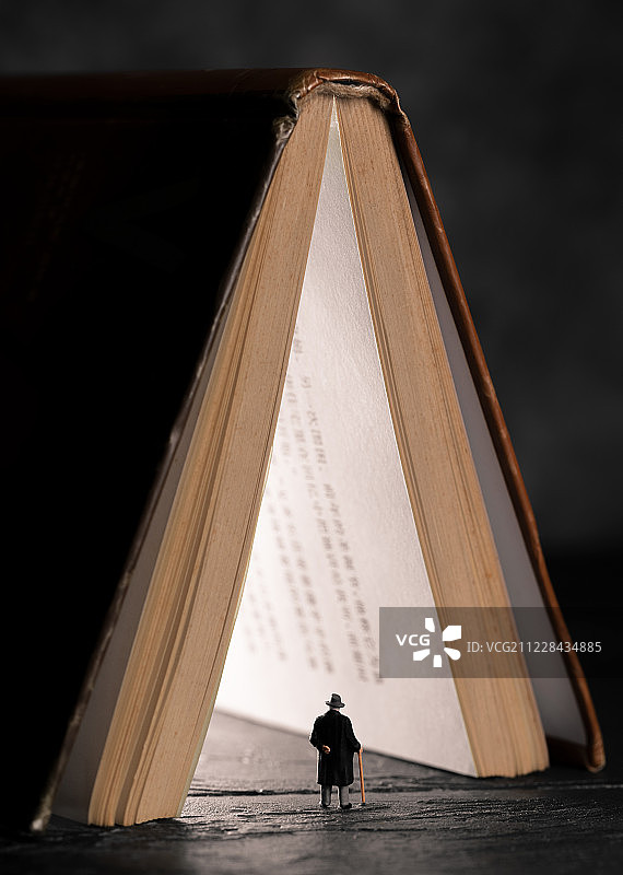 一个成功人士站在发光的书前面知识的殿堂图片素材