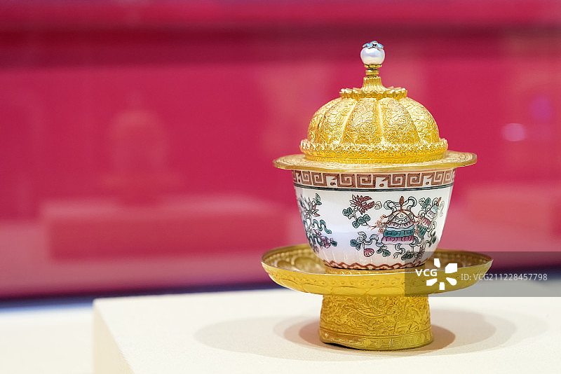 黄金、陶瓷制錾花长寿纹碗及金质碗盖托，清代，西藏博物馆藏。图片素材