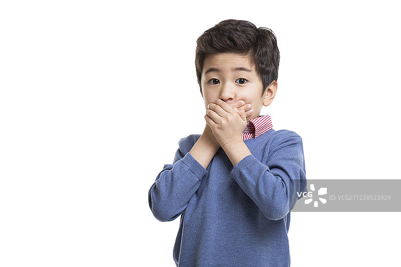 小男孩捂着嘴巴图片素材
