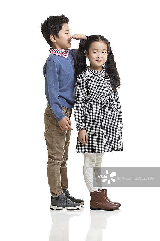 兄妹俩测量身高图片素材
