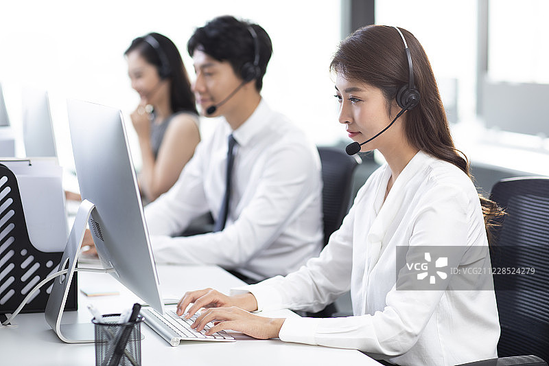 年轻的客服代表图片素材