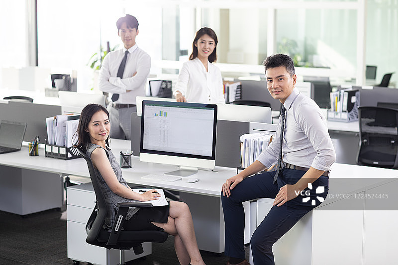 成功商务人士在办公室图片素材