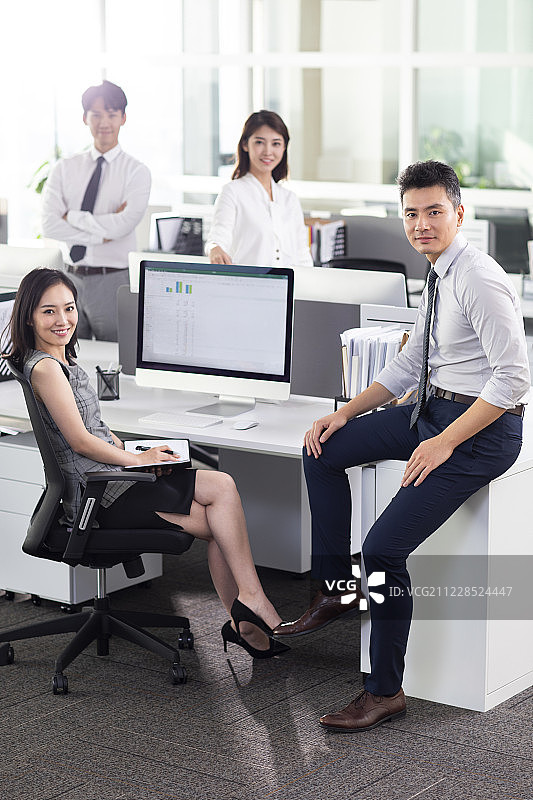 成功商务人士在办公室图片素材