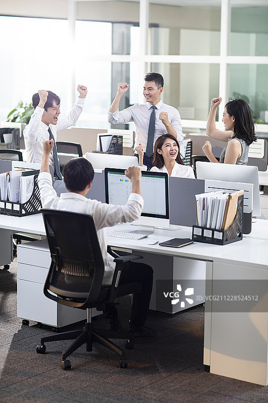 商务人士在办公室欢呼图片素材