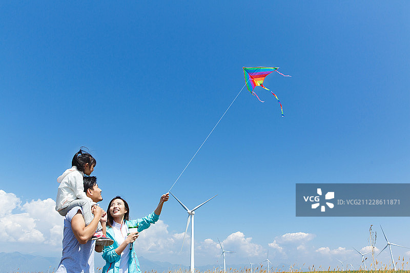 快乐家庭在户外郊游图片素材