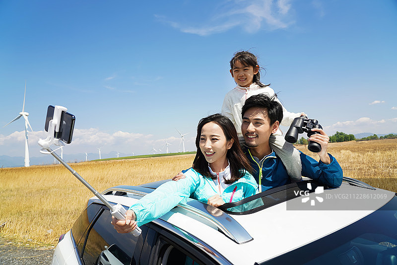 快乐家庭用手机拍照图片素材