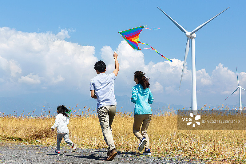 快乐家庭在户外郊游图片素材