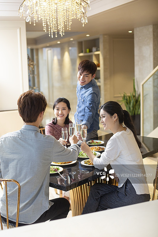 年轻朋友在家聚餐图片素材