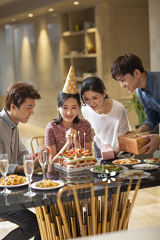 年轻朋友庆祝生日图片素材