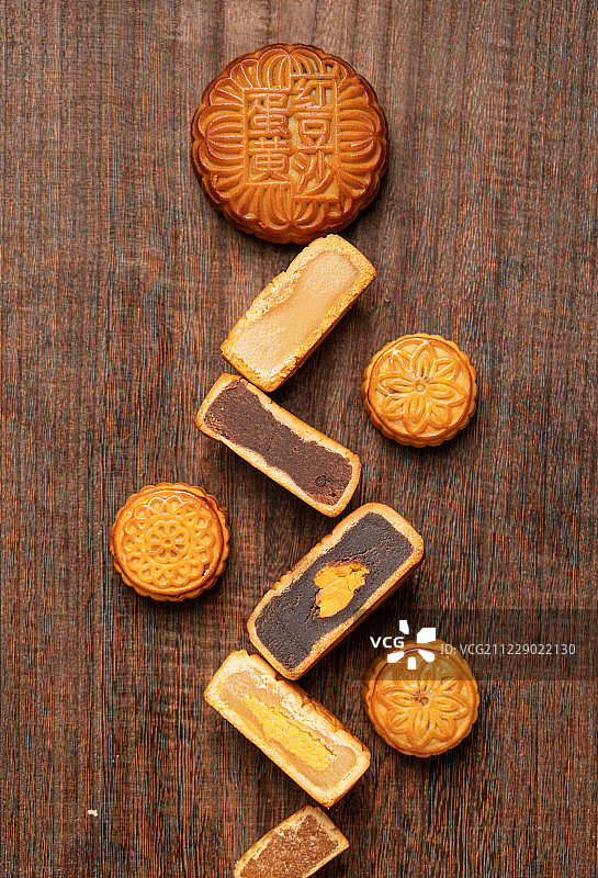 切开的中秋节月饼图片素材