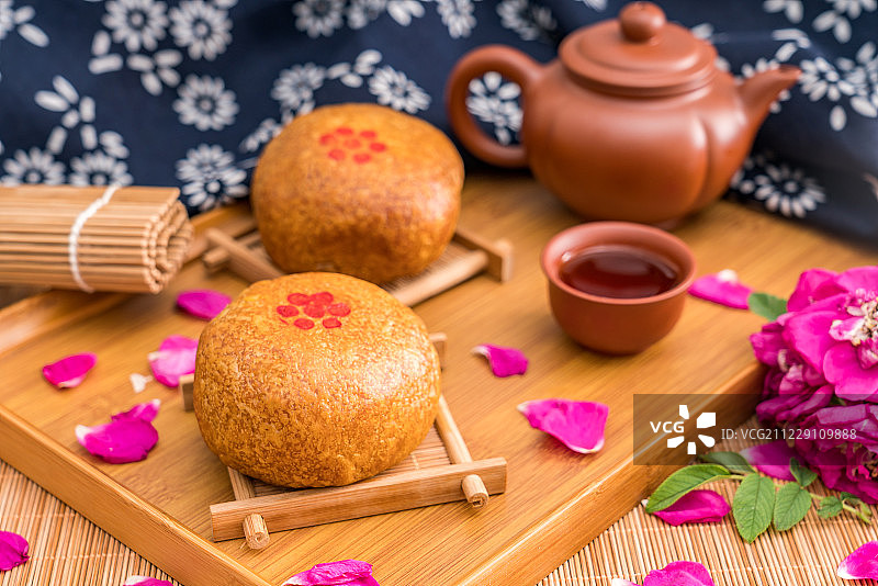 低角度拍摄内蒙古特产丰镇月饼图片素材