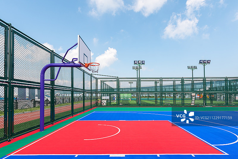 城市空间里的篮球场图片素材
