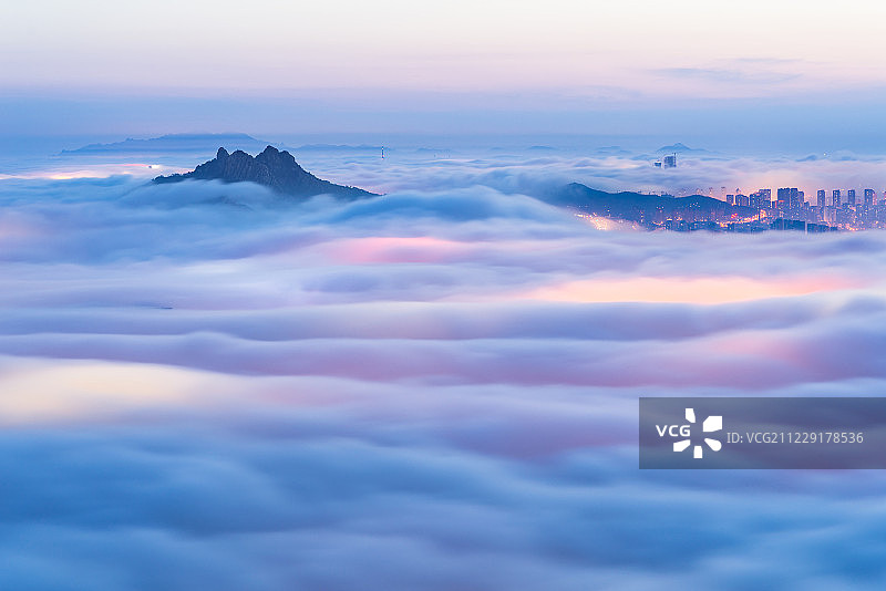 青岛城市平流雾自然景观图片素材