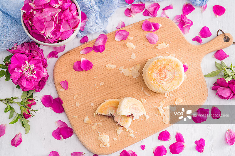 放在砧板上的鲜花饼和玫瑰花图片素材